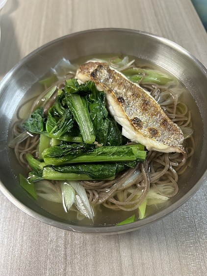 鯛で出汁をとりつつ鯛をのせたそば
